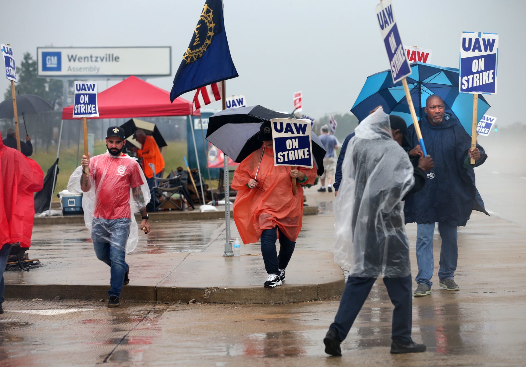 GM workers resolute as UAW strike nears a month